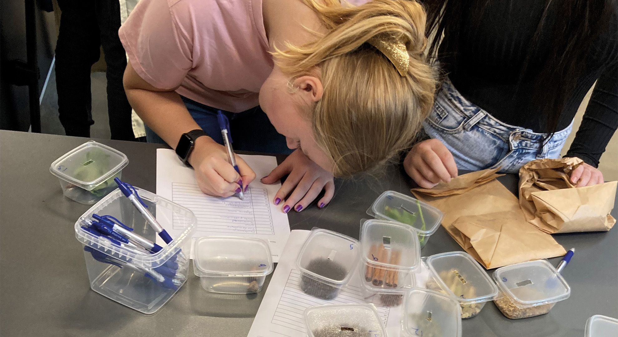 Grundskoleelever prøver kræfter med fagene på Hotel og restaurant