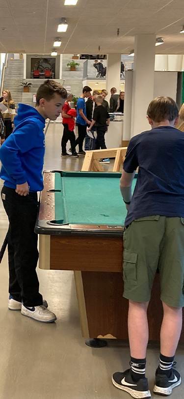 EUX Livet Paa Skolen Drenge Spiller Billard