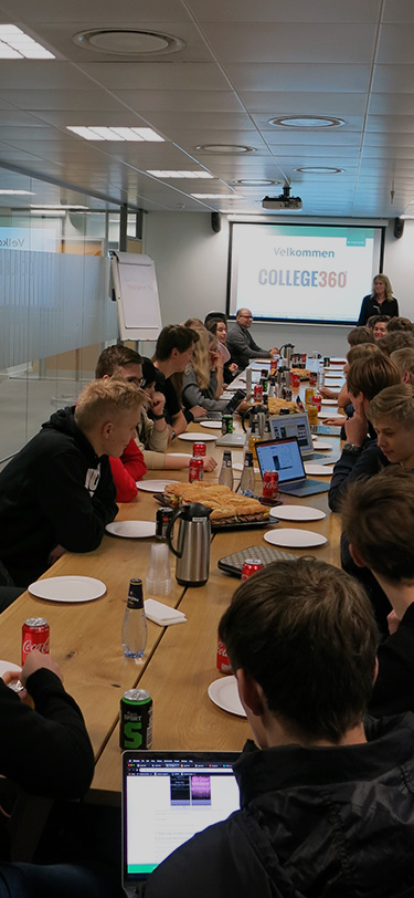 Hhx Livet Paa Skolen Jyske Bank Langt Bord