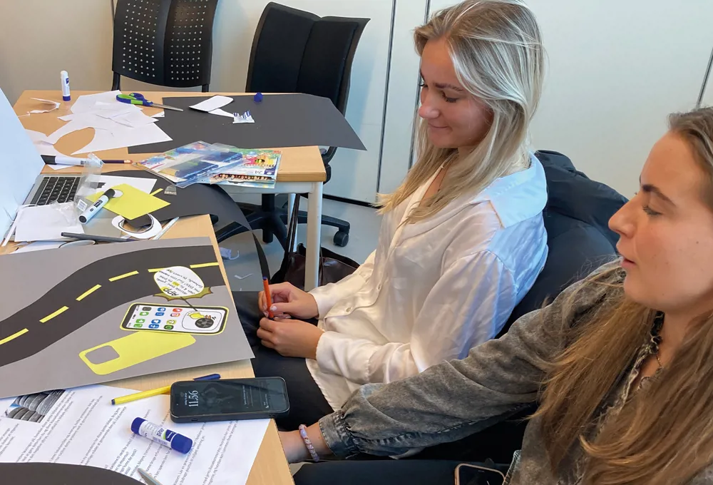 EUD Business piger arbejder med innovationsprojekt