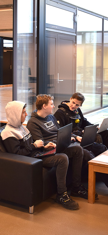 EUX Livet Paa Skolen Tre Drenge Arbejder Fællesrummet