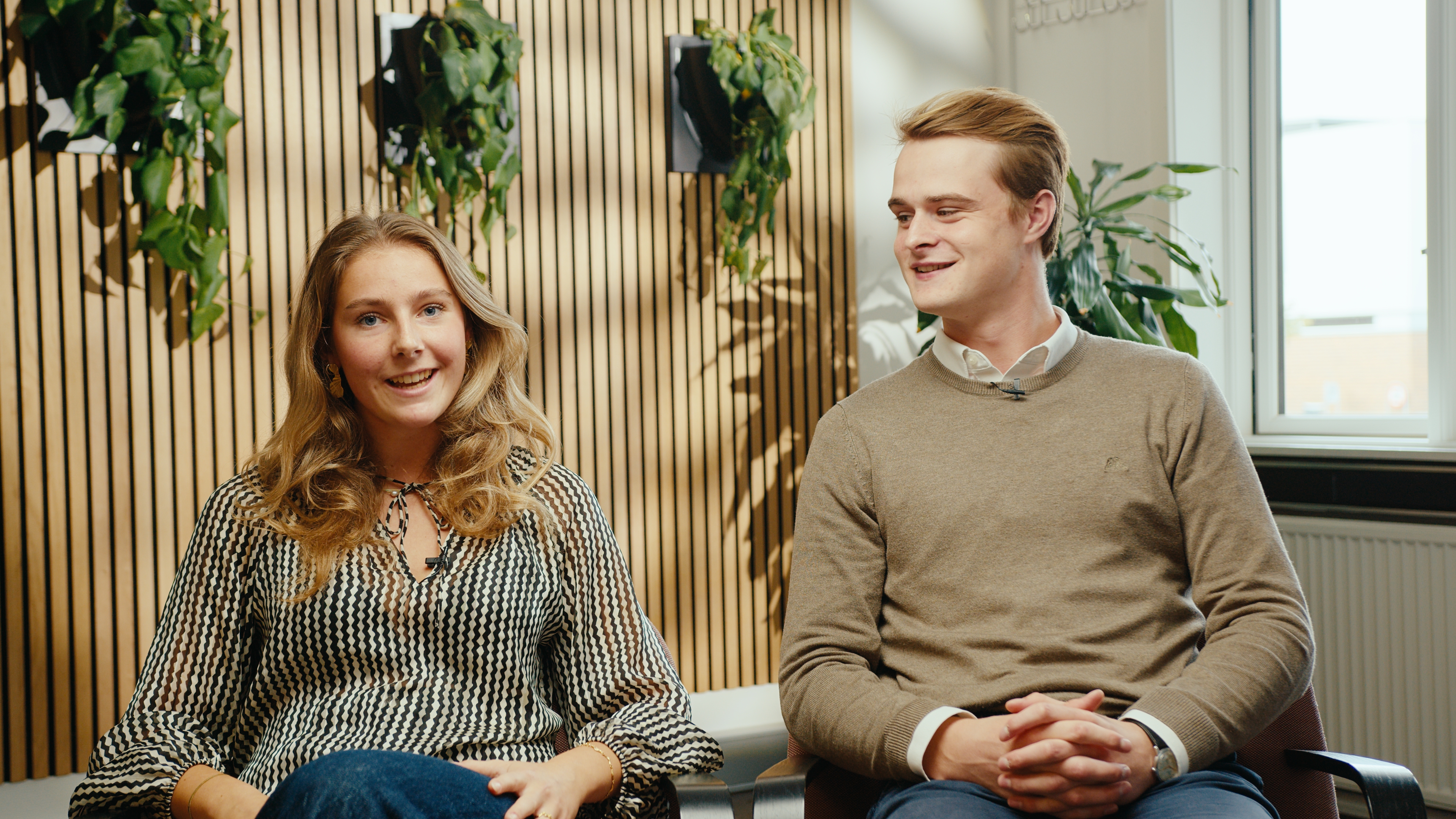 To elever sidder ned og taler om sine studieretninger