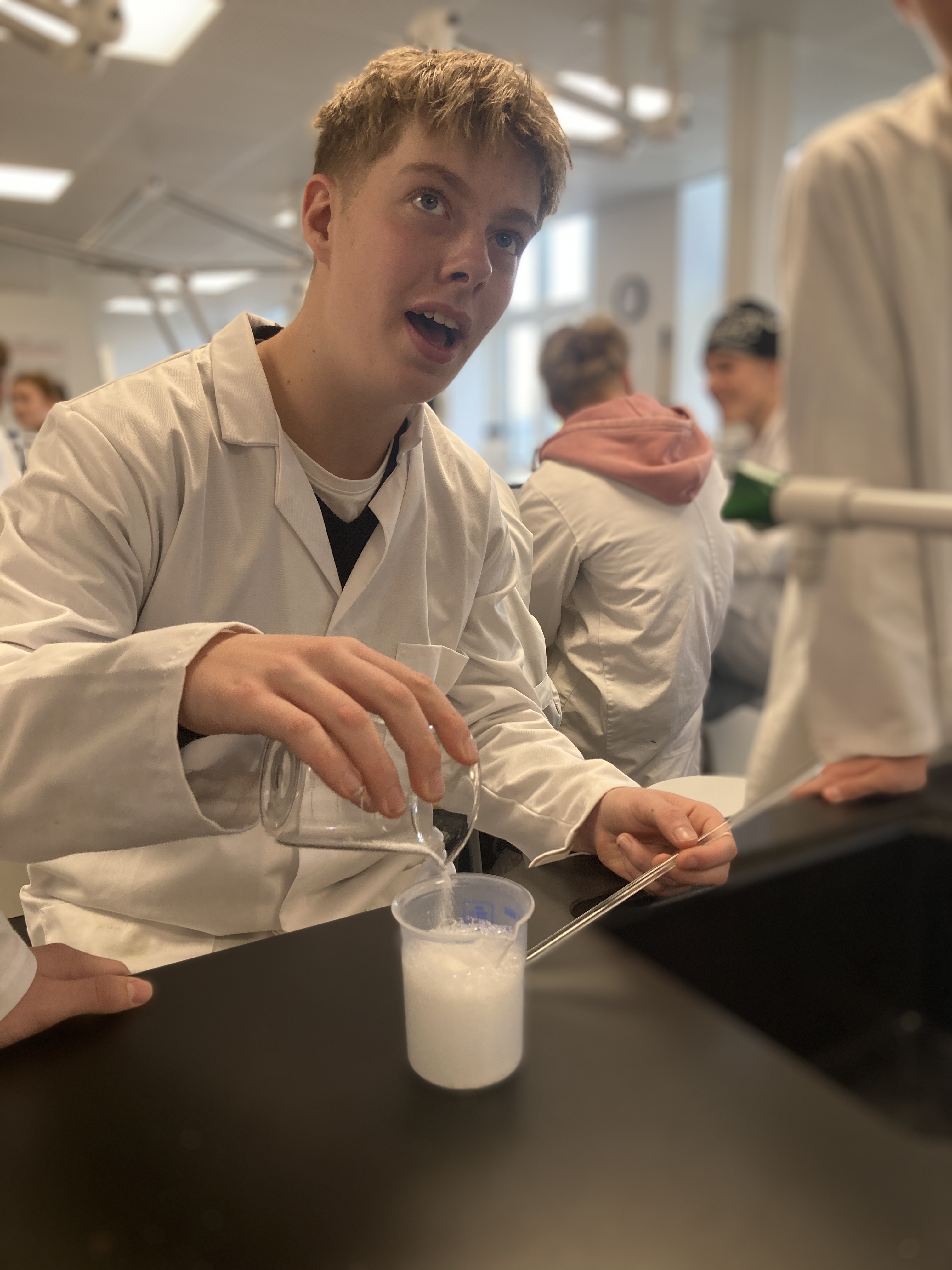 Elev eksperimenterer til Science day