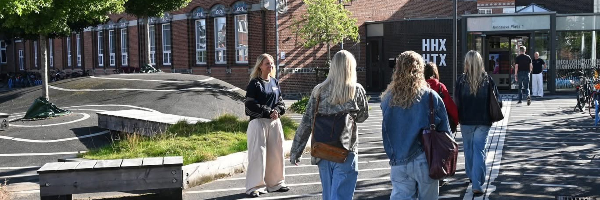 Første skoledag og eleverne er på vej mod hovedindgangen 