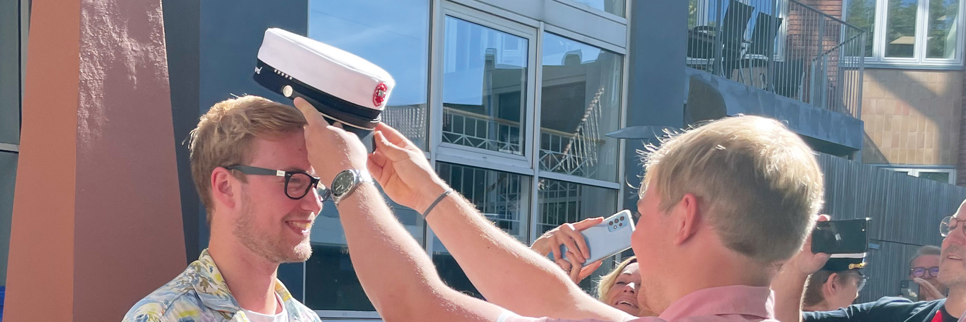 HTX dreng får sat sin studenterhue på hovedet