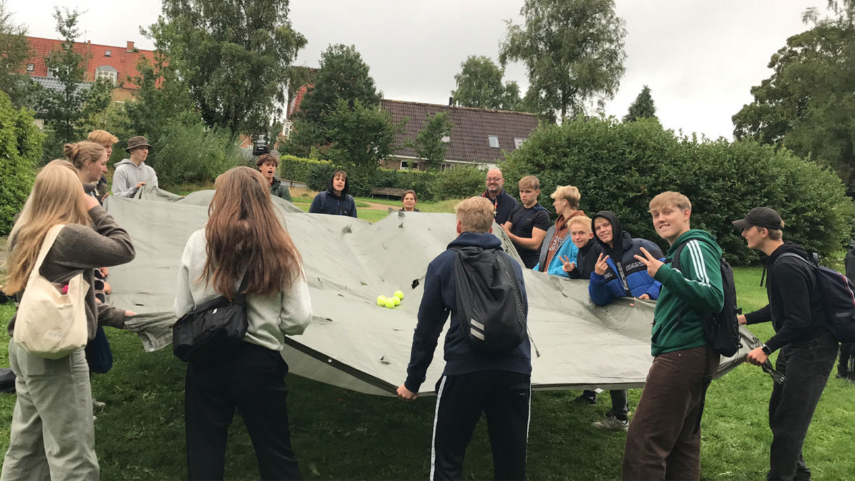 HHX Livet Paa Skolen Idraetsdag Elever Med Sejldug