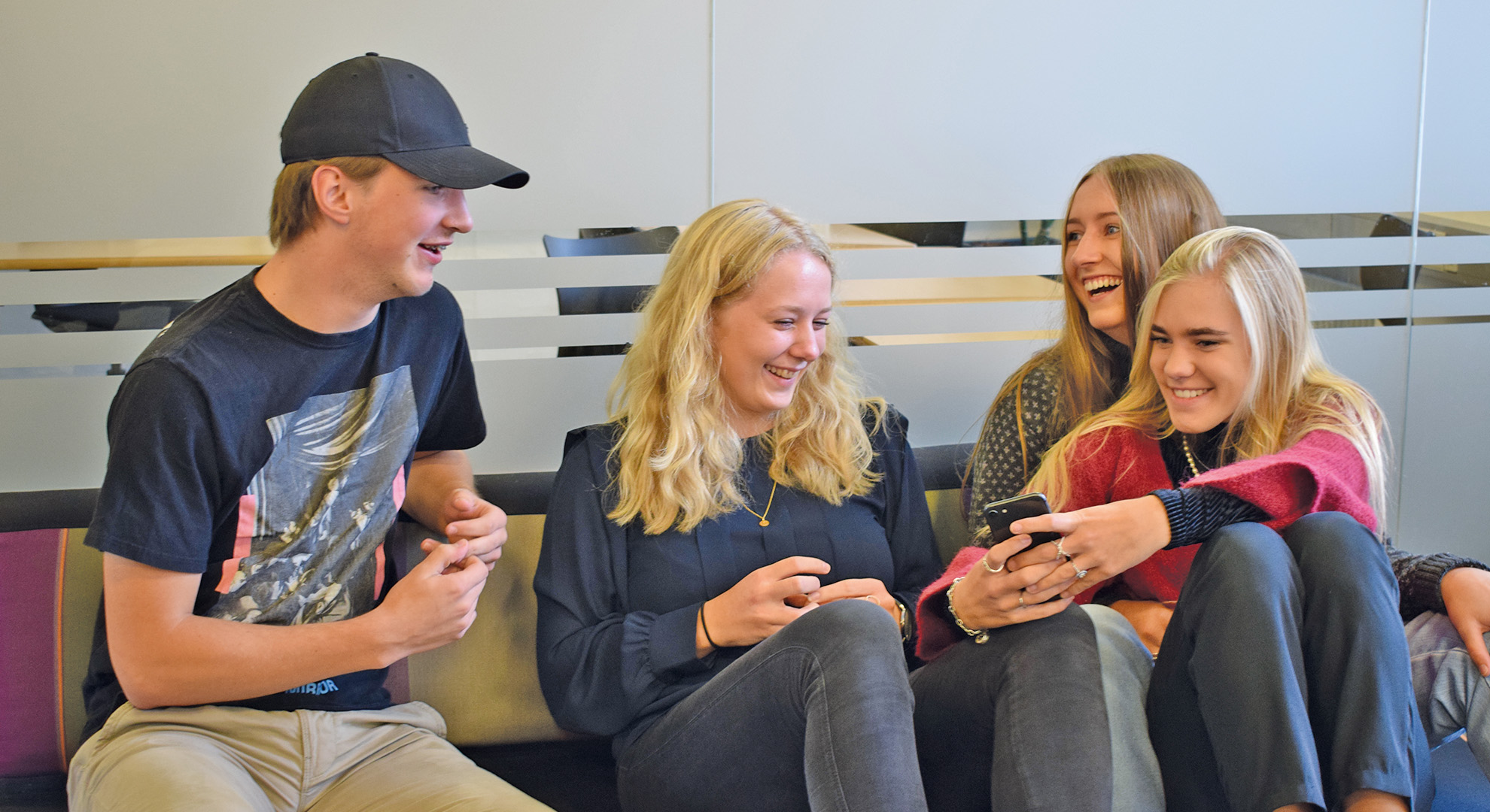 HHX elever griner og hygger med mobiltelefon 