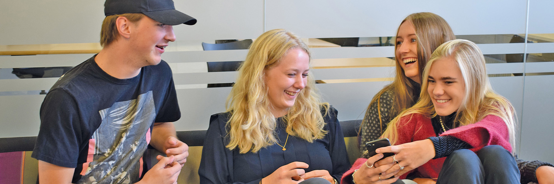 HHX elever griner og hygger med mobiltelefon 