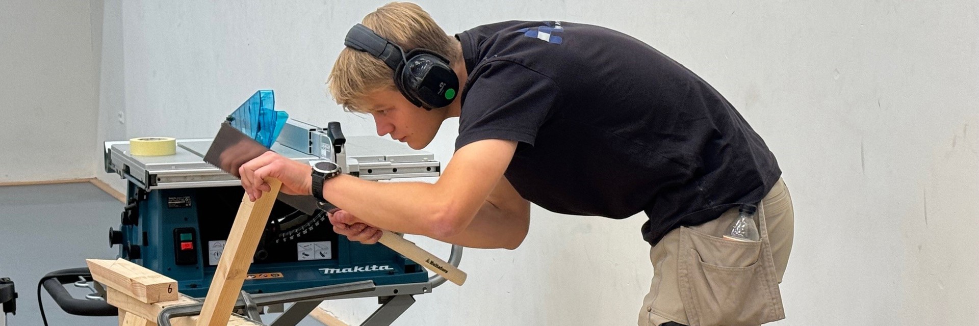 Tømrereleven arbejder med stor fokus