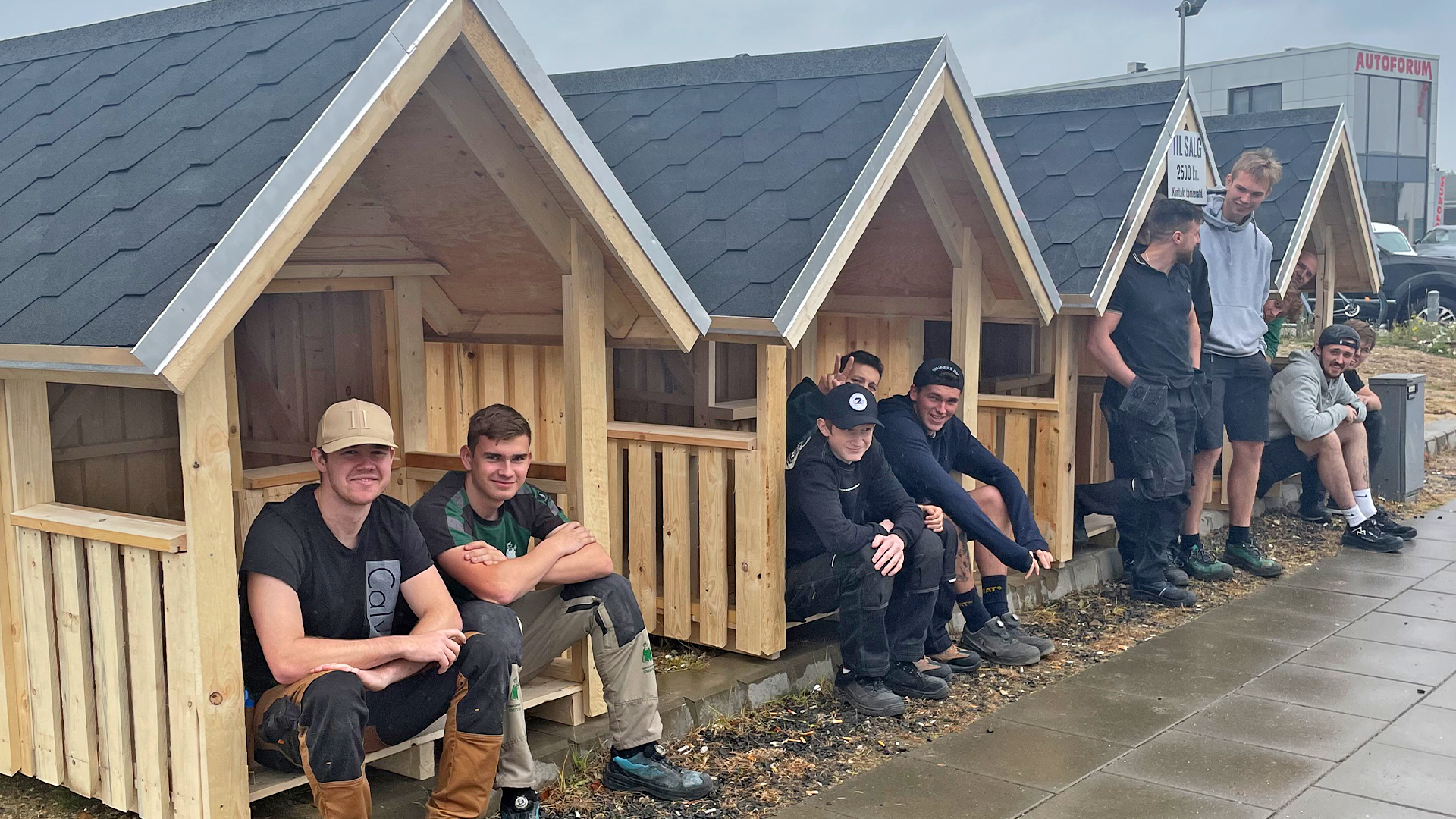 Tømrer elever på College360 viser deres legehuse frem