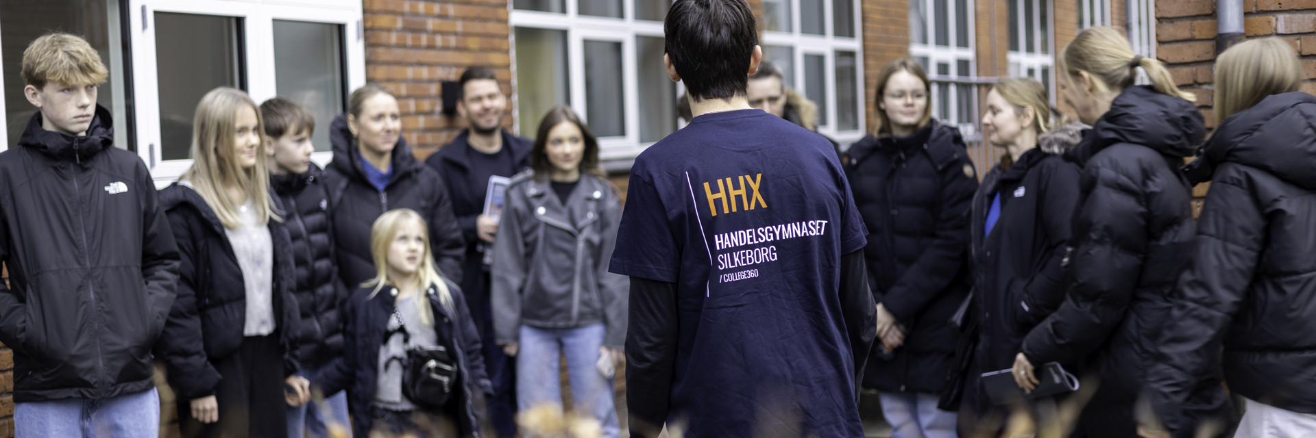Elevguider viser rundt på skolen