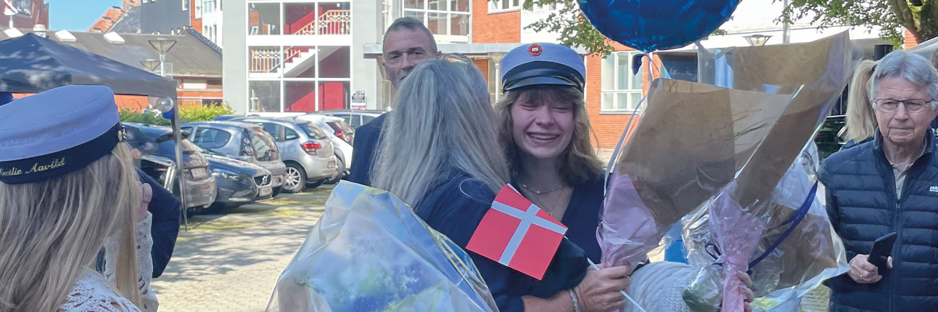 De første HTX studenter fejres i skolegården