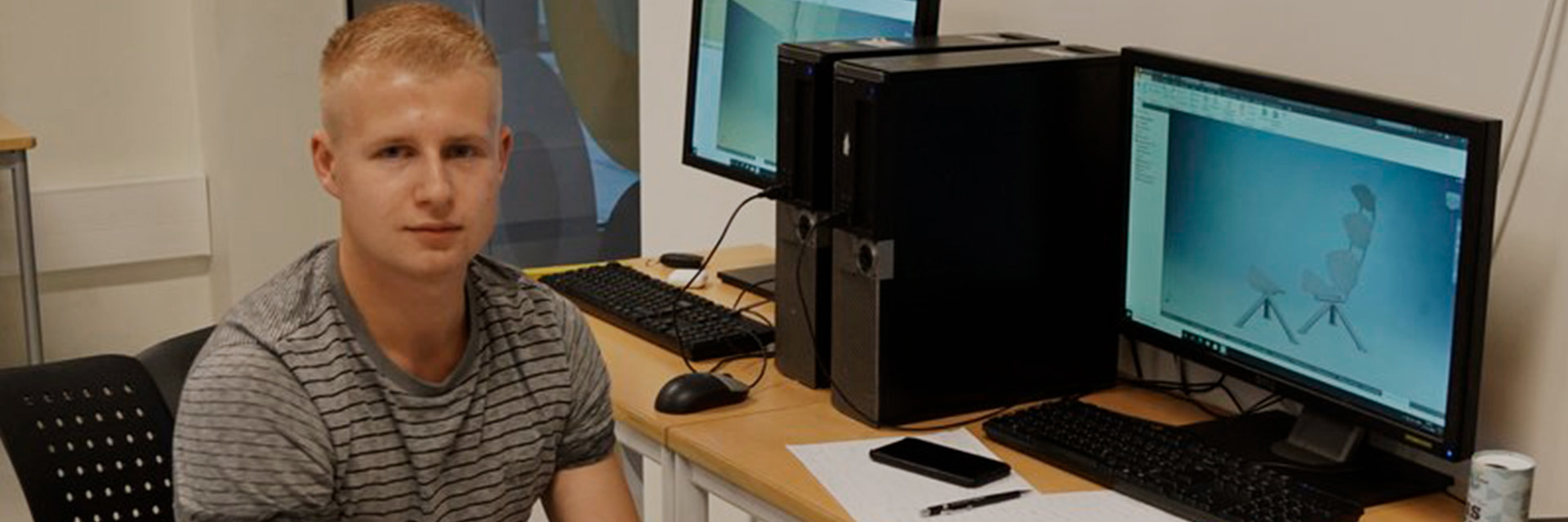 Smed viser sit design frem på computer