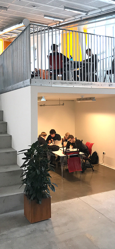 EUD Livet Paa Skolen Elever Laver Gruppearbejde Paa Faellestrappen