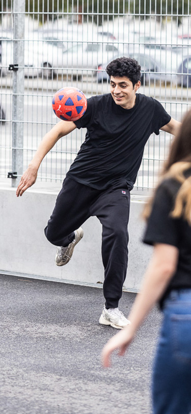 EUD Livet Paa Skolen Dreng Spiller.Fodbold