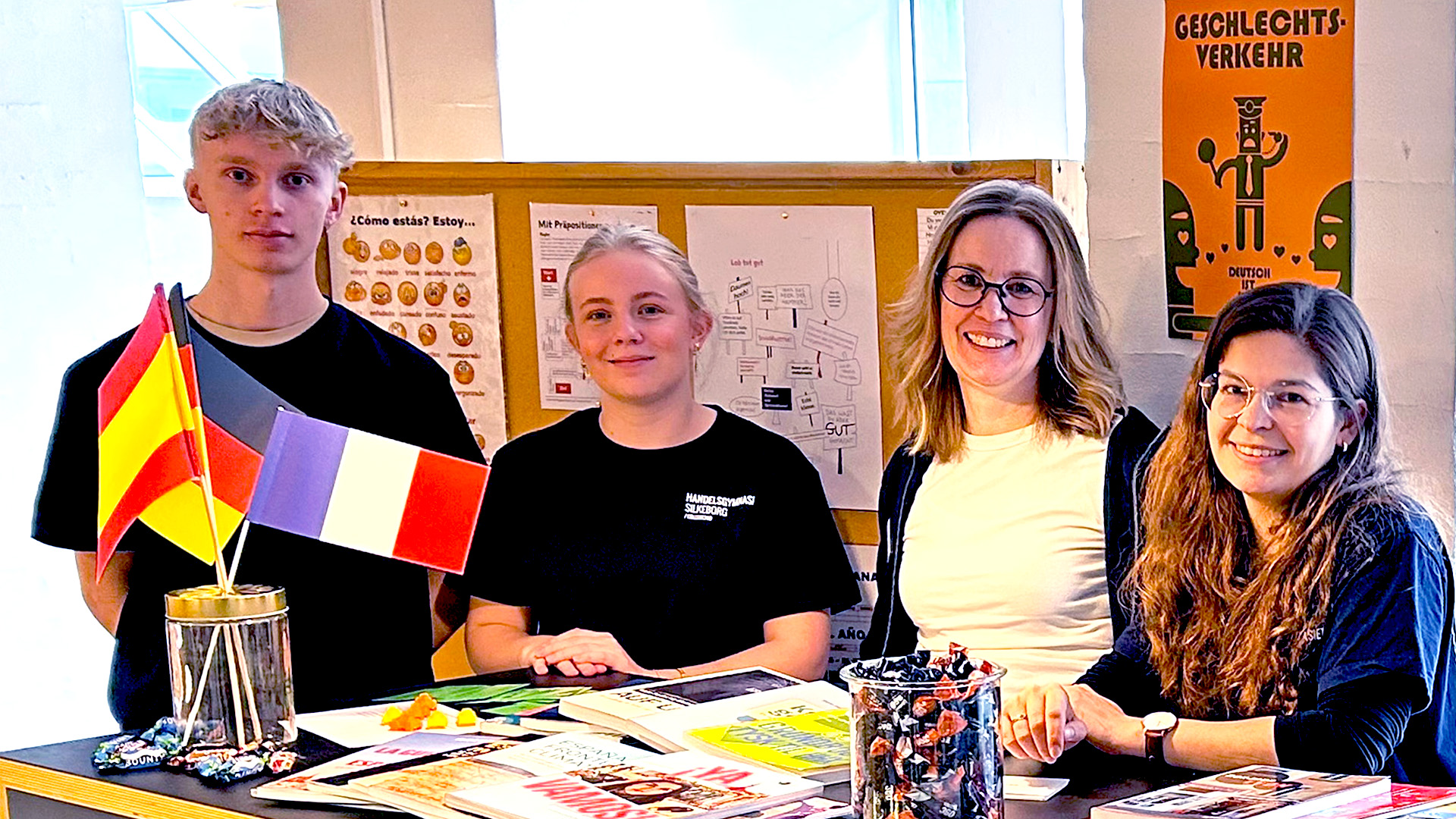 Elever og lærere repræsenterer studieretningen Languages and Business til Åbent Hus