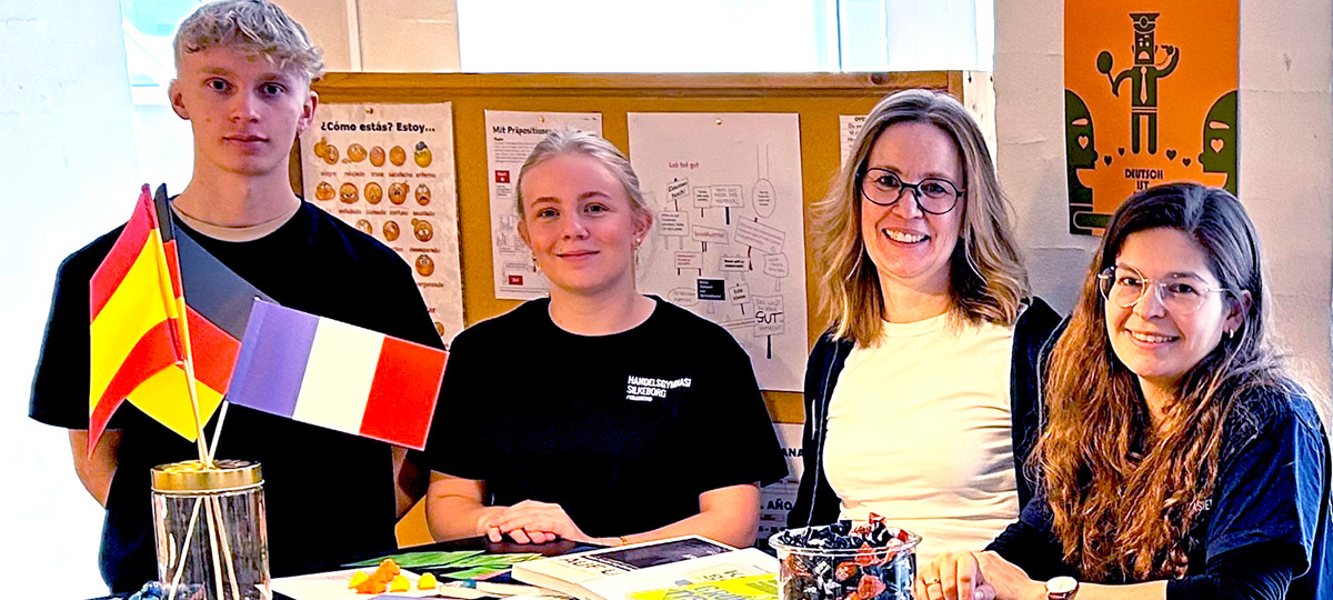 Elever og lærere repræsenterer studieretningen Languages and Business til Åbent Hus