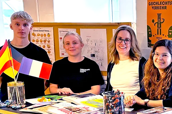 Elever og lærere repræsenterer studieretningen Languages and Business til Åbent Hus