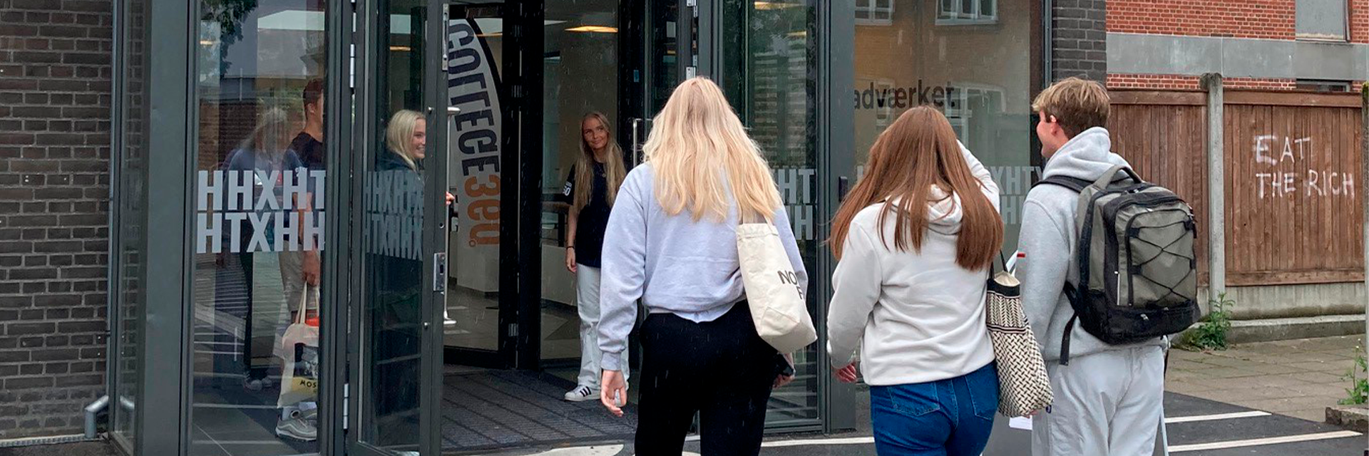hhx elever går ind ad hovedindgangen til Handelsgymnasiet Silkeborg