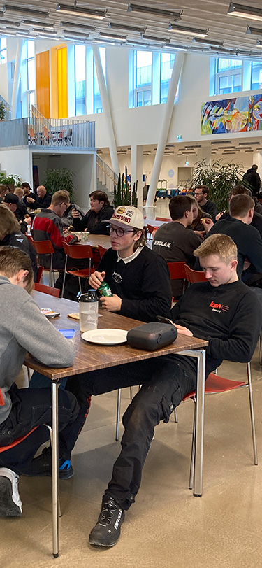 EUD Livet Paa Skolen Elever Holder Pause I Madvaerket